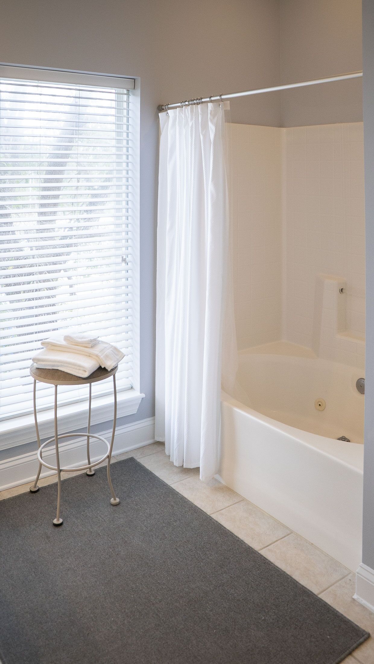 Ensemble douche/baignoire, baignoire à jets, sèche-cheveux