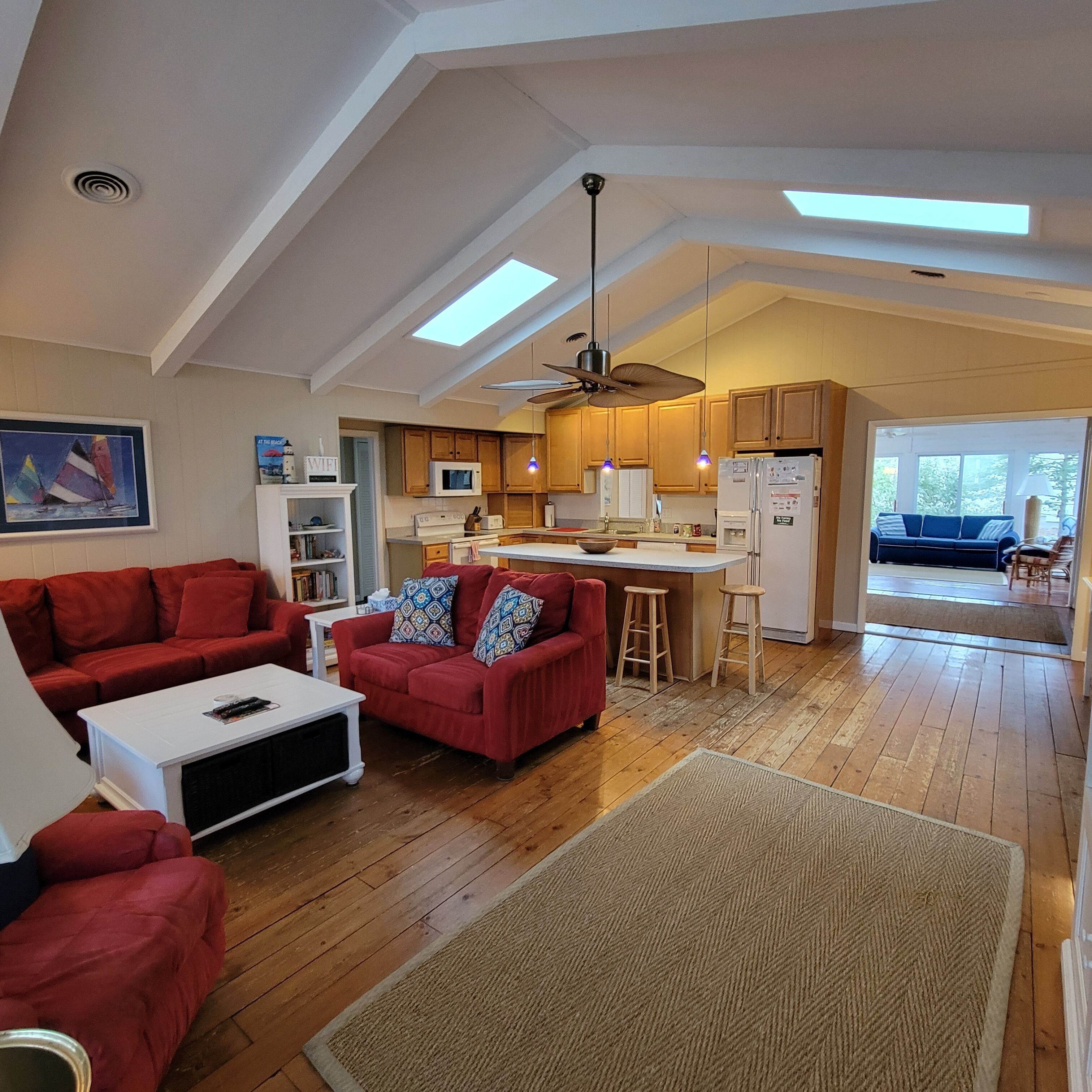 Walk to town & beach; 3 living areas; familyfriendly; pools, tennis, pickle ball