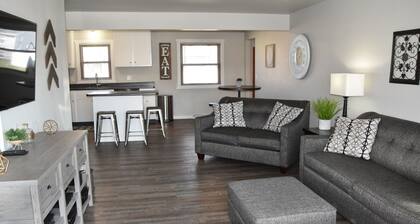 Next Door To Lambeau Field /Sleeps 10+