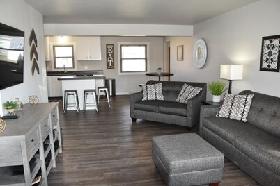 Next Door To Lambeau Field /Sleeps 10+