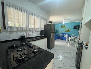 Geladeira, micro-ondas, fogão, cooktop