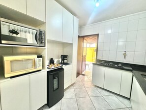 Geladeira, micro-ondas, fogão, cooktop