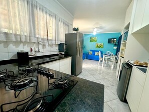 Geladeira, micro-ondas, fogão, cooktop