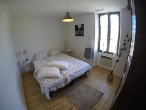 5 camere, una scrivania, ferro/asse da stiro, Wi-Fi gratuito