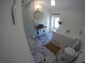 Baignoire, sĂšche-cheveux, bidet, serviettes fournies