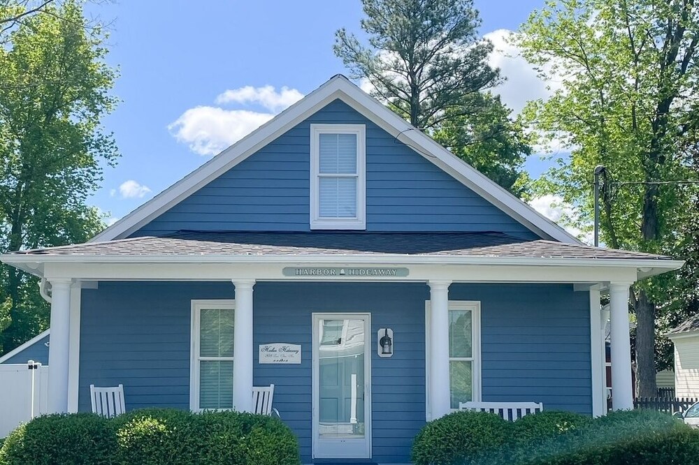 St. Michael's Premier In-Town Rental with heated pool and 2023 Designer updates!
