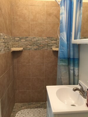 Combined shower/bathtub, hair dryer, towels - Hide 'N' Sea Spanish Wells Bahamas, Includes Golf Cart, Kayak & Paddle Boards (Spanish Wells)
