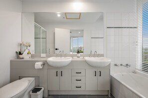 Hair dryer, towels, soap, toilet paper - Exclusive Stays - Southgate (Southbank)