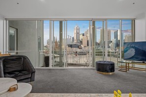 Smart TV - Exclusive Stays - Southgate (Southbank)