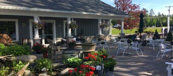 Sidell's Sturgeon River Log Cabin - Bonfire Pit, WiFi, Biking Trails, Rafting