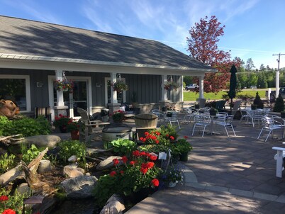 Sidell's Sturgeon River Log Cabin - Bonfire Pit, WiFi, Biking Trails, Rafting