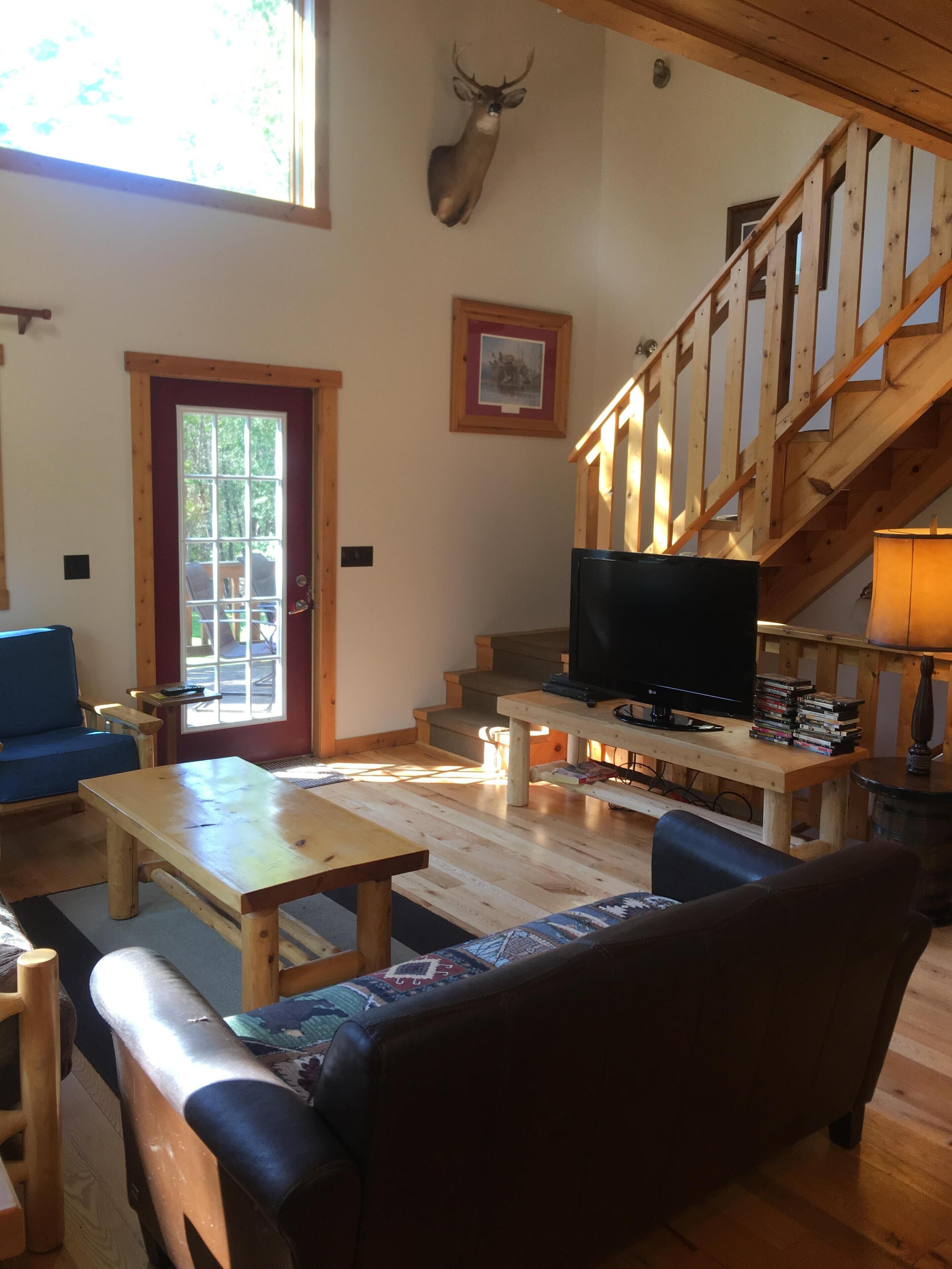 Flachbildfernseher, DVD-Player, Tischfußball, Bücher