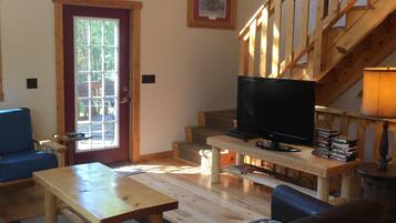 Flachbildfernseher, DVD-Player, Tischfußball, Bücher