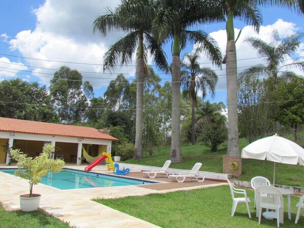 Alberca al aire libre y alberca climatizada