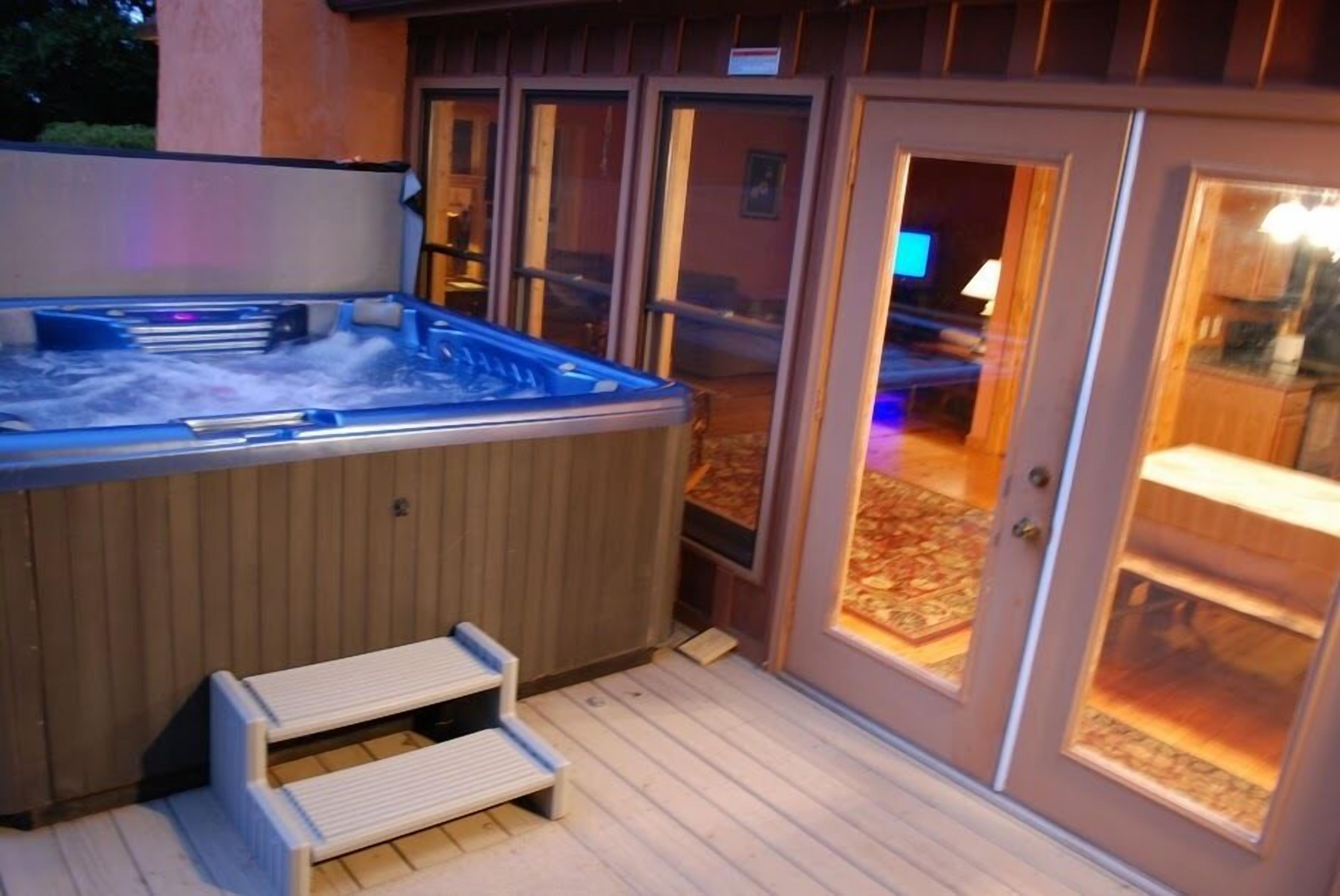 Extra large Hot tub for 8 persons