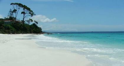 The Palm Tree Cottage - Absolute Waterfront - 5 mins to Hyams Beach