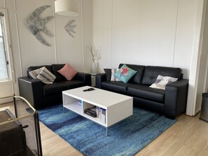 Fernseher, DVD-Player, Bücher, Stereoanlage