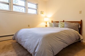 2 makuuhuonetta, työpöytä, silitysrauta/-lauta, vauvan matkasänky