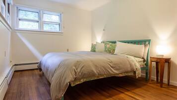 2 bedrooms, desk, iron/ironing board, travel crib
