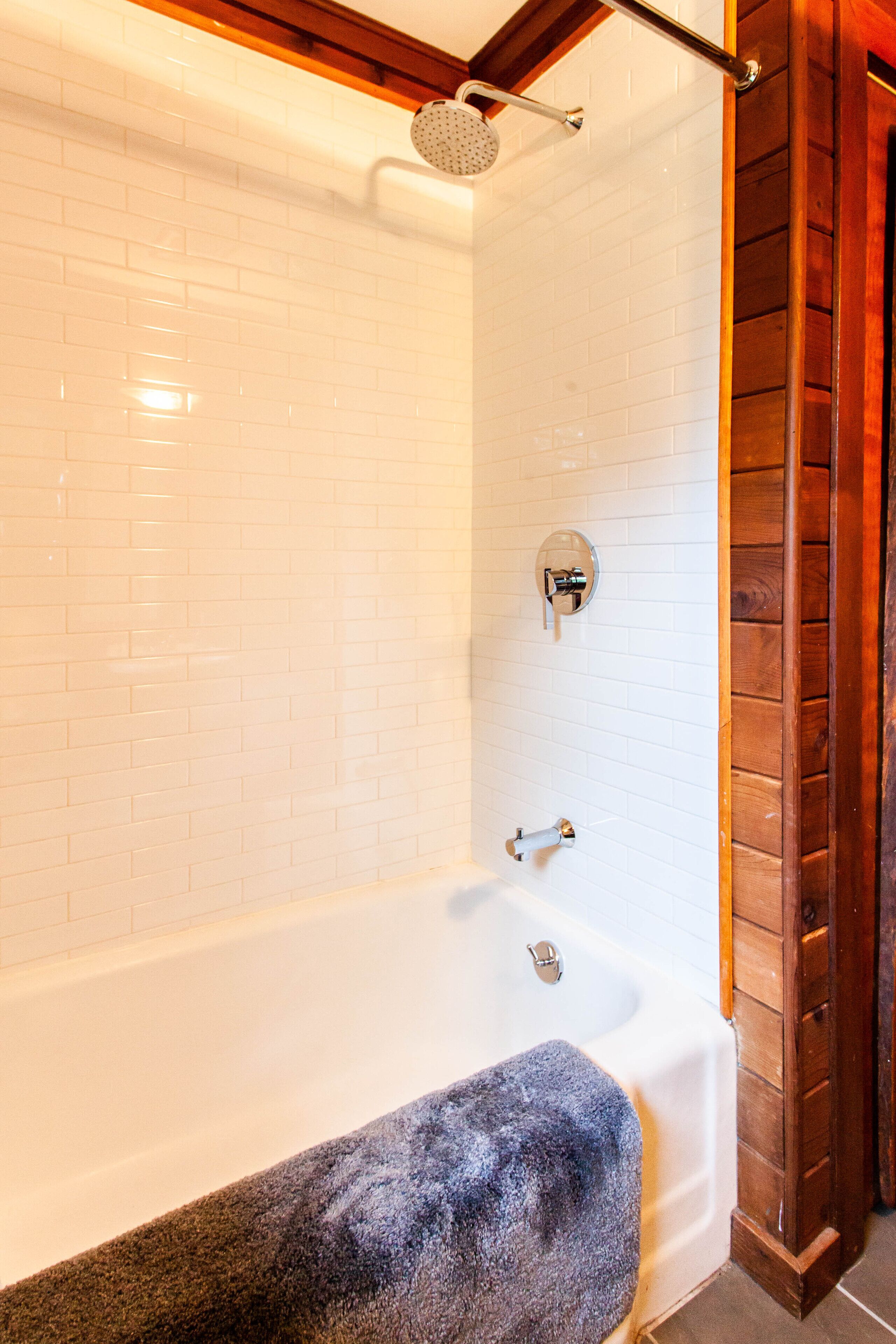 Ensemble douche/baignoire, sèche-cheveux, serviettes fournies, savon