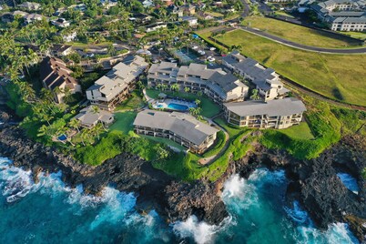 Ocean Front 3 BR, 1 level Condo .   Pool, SPA , huge Lanai .   Pickle Ball