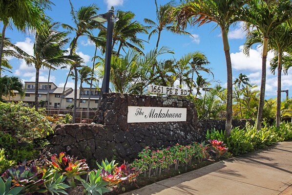Property grounds - Ocean Front 3 BR, 1 level Condo .   Pool, SPA , huge Lanai .   Pickle Ball (Koloa)