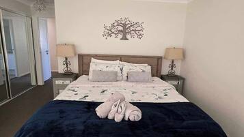 3 soveværelser, skrivebord, strygejern/strygebræt, weekendseng