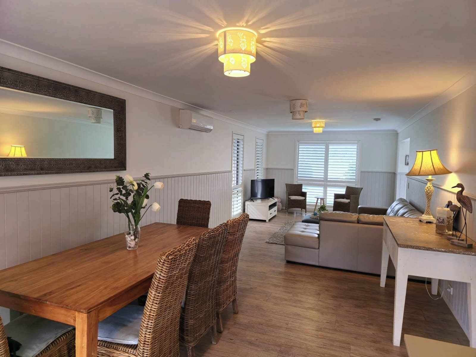 Smart-TV, DVD-spiller, bøker og filmbibliotek