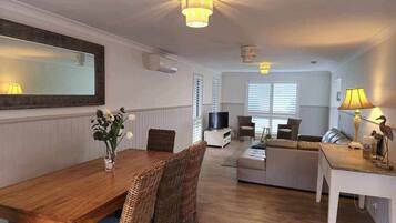 Smart-tv, dvd-afspiller, bøger, videobibliotek