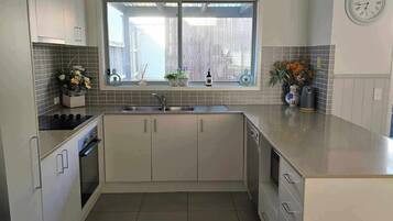 Jääkaappi, mikroaaltouuni, uuni, liesi