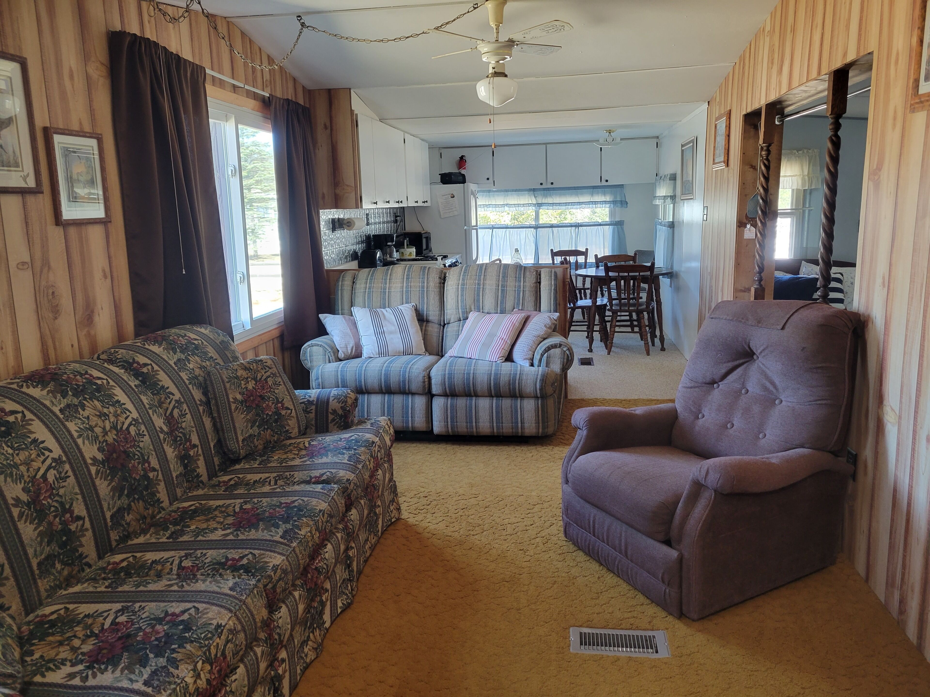 Cozy cabin, sleeps 6. Fully furnished. Ride right to trails from cabin.