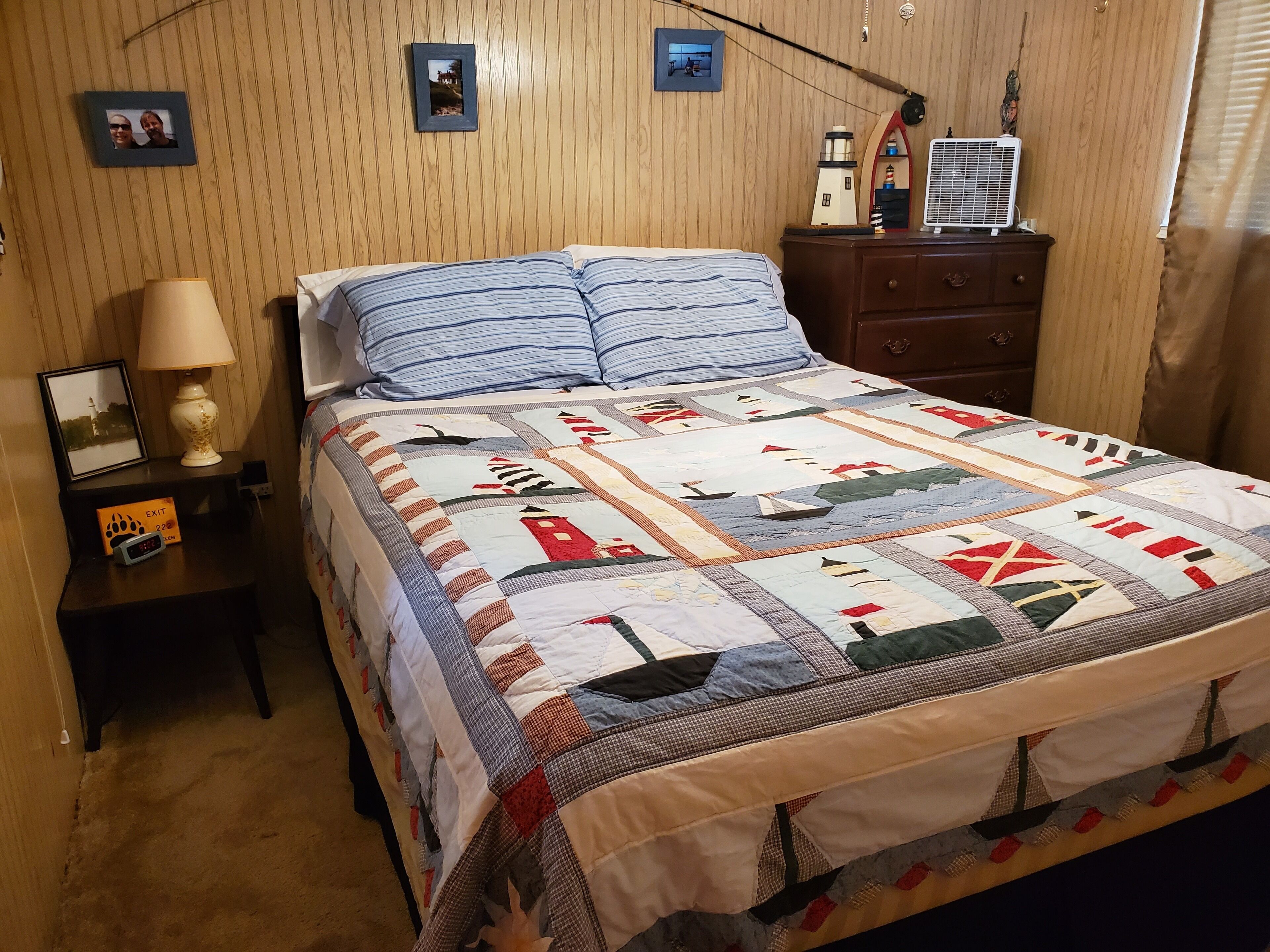 Cozy cabin, sleeps 6. Fully furnished. Ride right to trails from cabin.