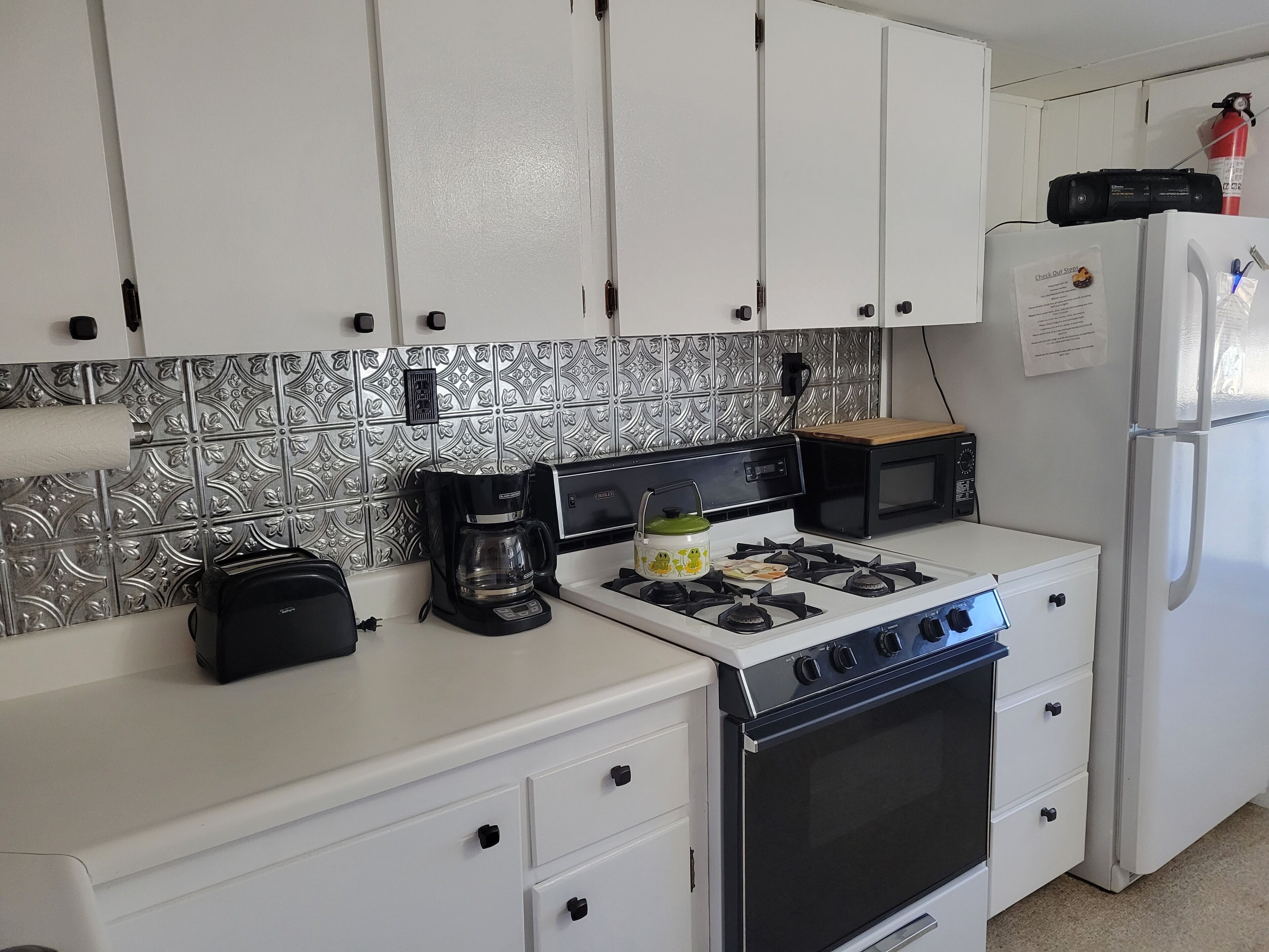 Cozy cabin, sleeps 6. Fully furnished. Ride right to trails from cabin.