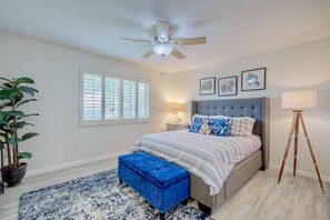 3 quartos, ferros/tábuas de passar roupa, berço de viagem