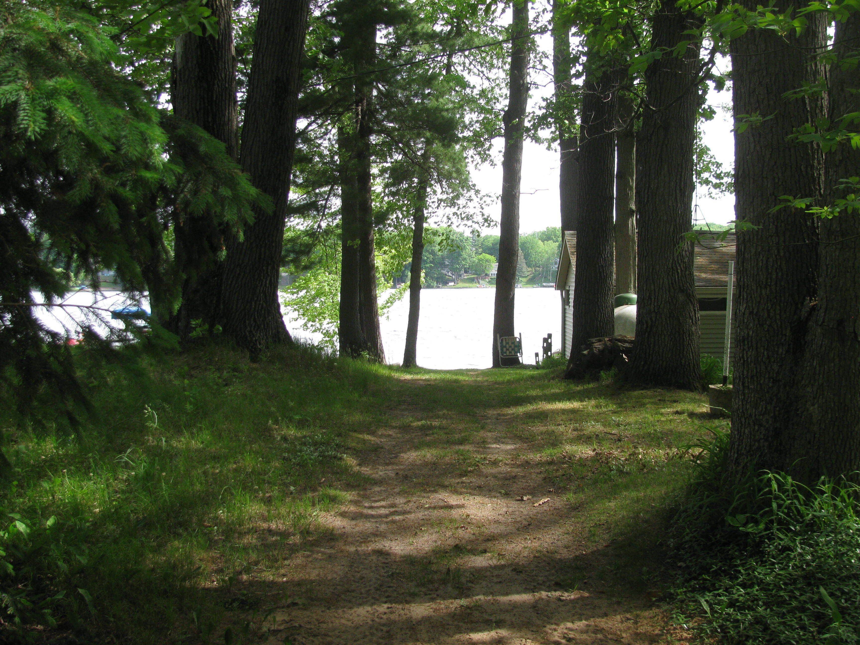 Ten foot access to the lake. Walking traffic only.