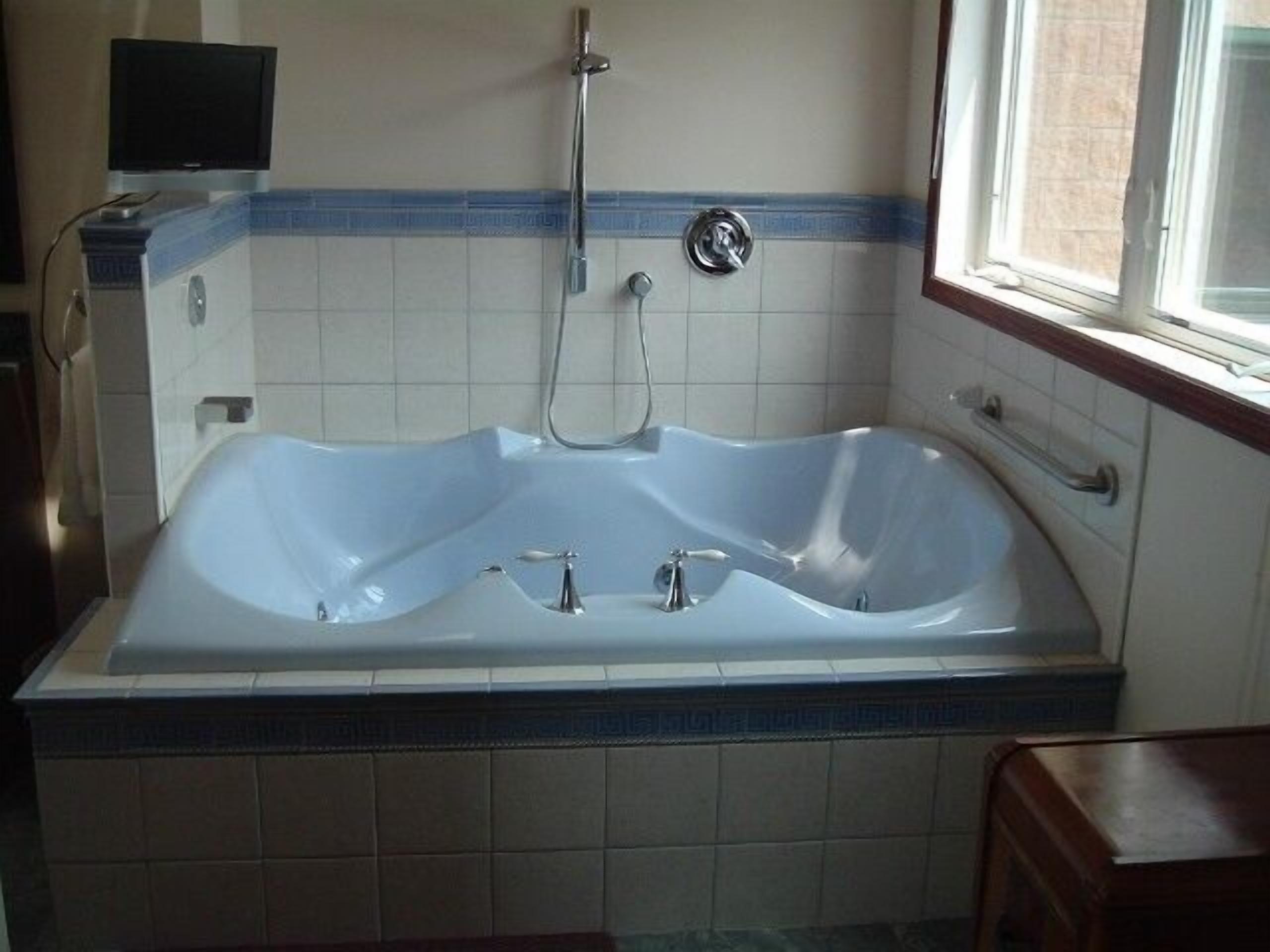 BEACH 3 min walk/HOTTUB/STEAM Rm/GAME Rm/JACUZZI/PETS/MASSAGE CHAIR/KAYAKS/BIKES