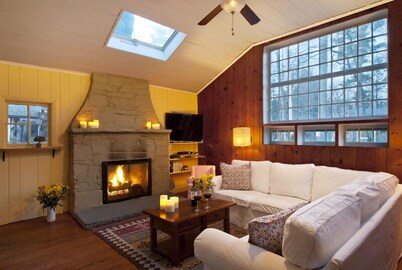 Brookside Retreat: streamside patio•outdoor fireplace•fenced yard•walk to town!