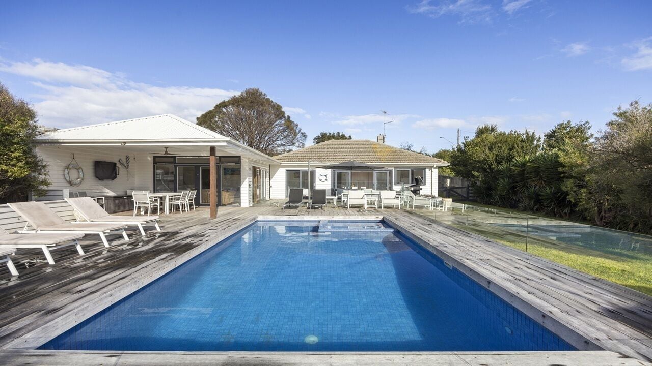 3 bedroom home in Sorrento with swimming pool heated spa, games room