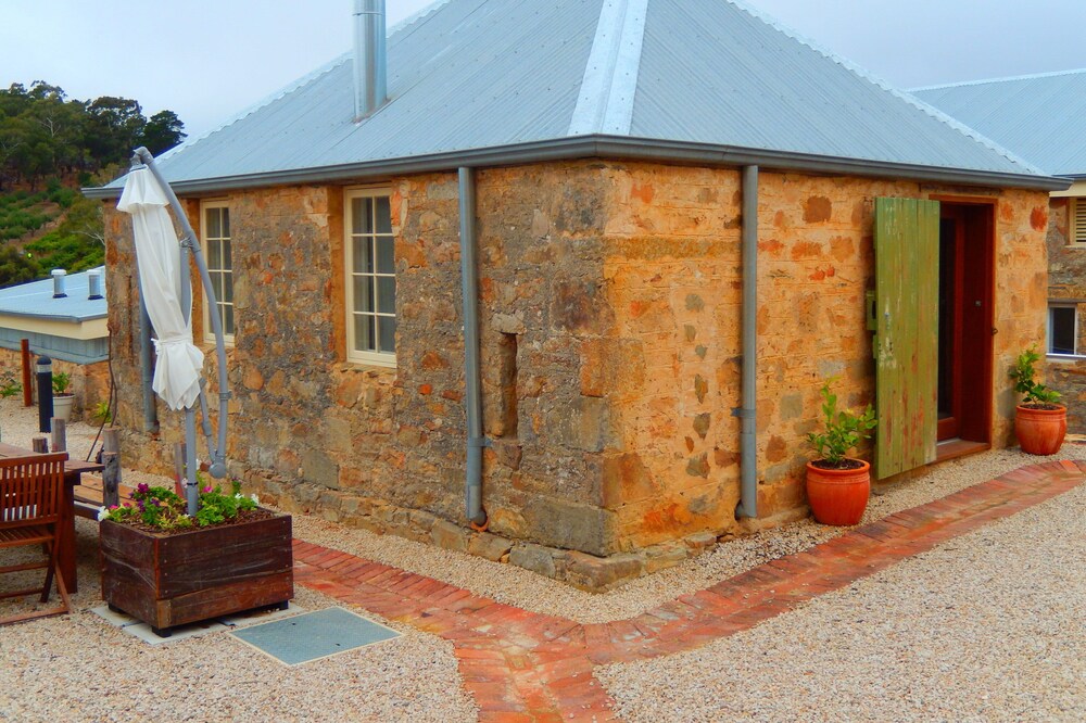 Morialta Barns - The Well Room - Unique Heritage Accommodation