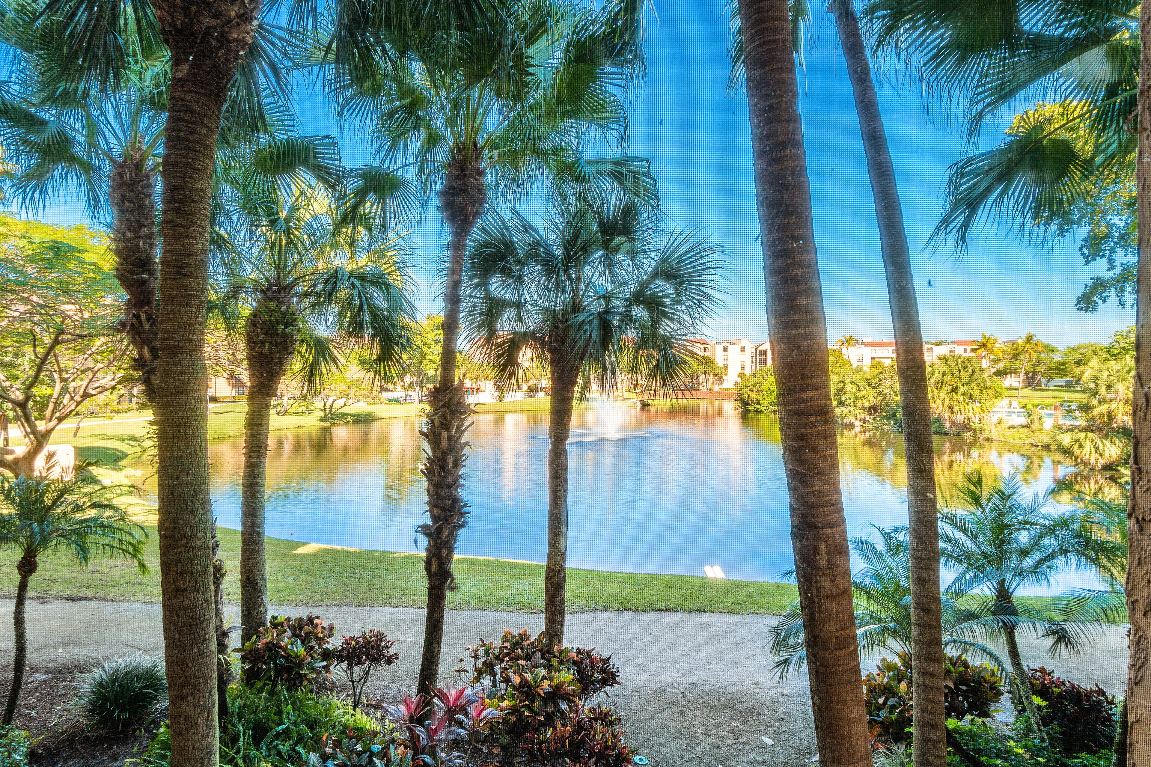 Lake View Condo, Close to Beach And Downtown Delray
