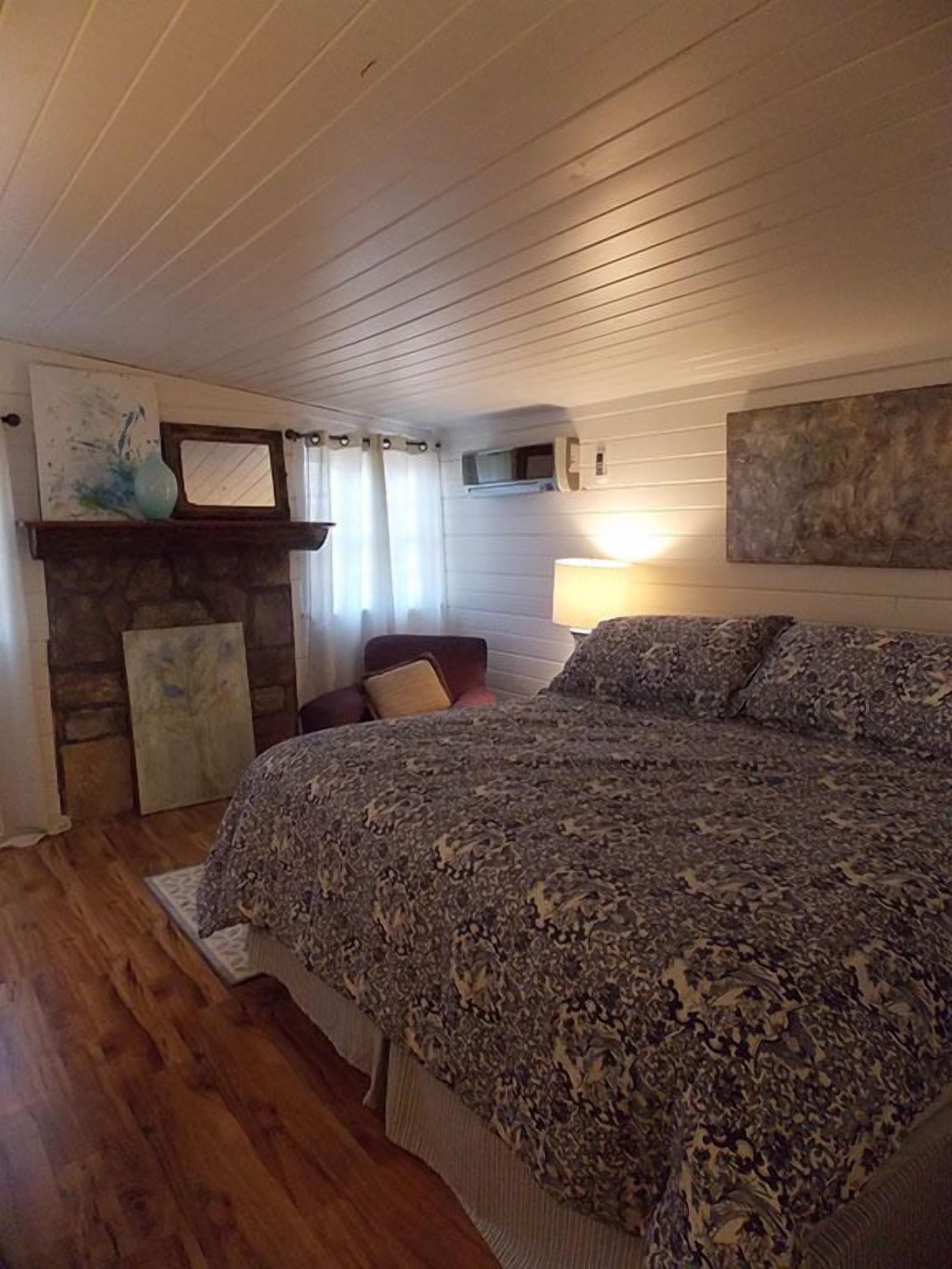 Jules' Point: Newly Restored 1800's Log Cabin