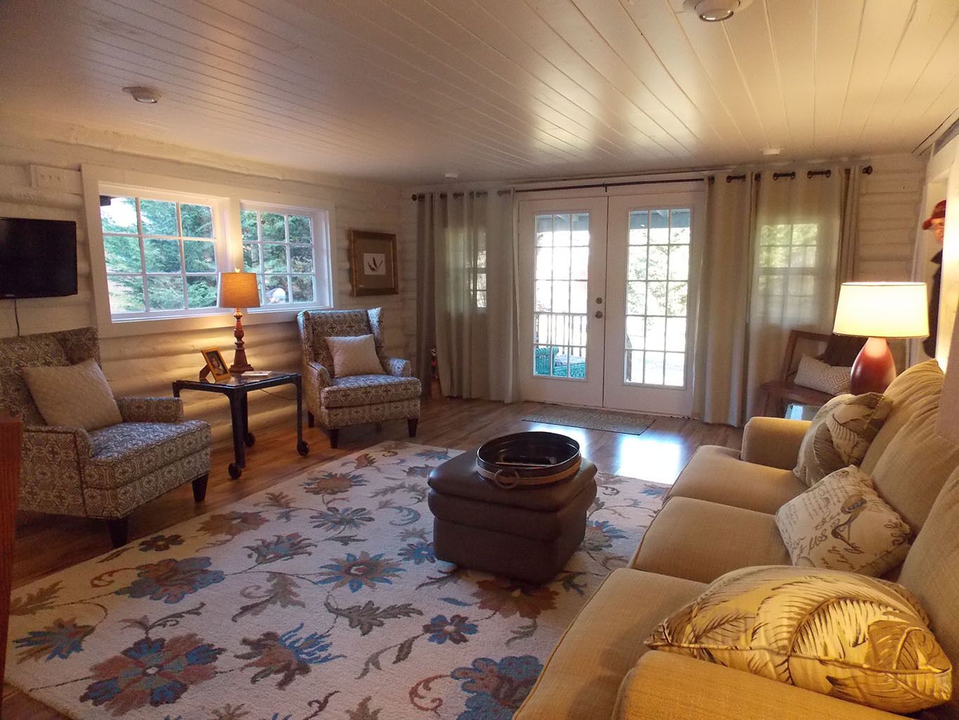 Jules' Point: Newly Restored 1800's Log Cabin