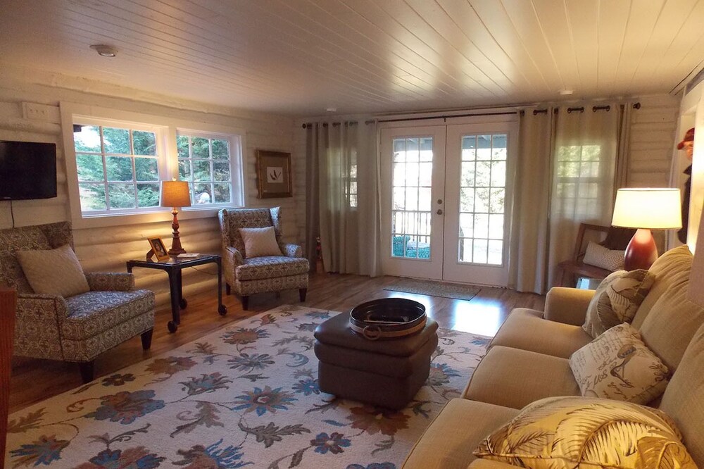 Jules' Point: Newly Restored 1800's Log Cabin