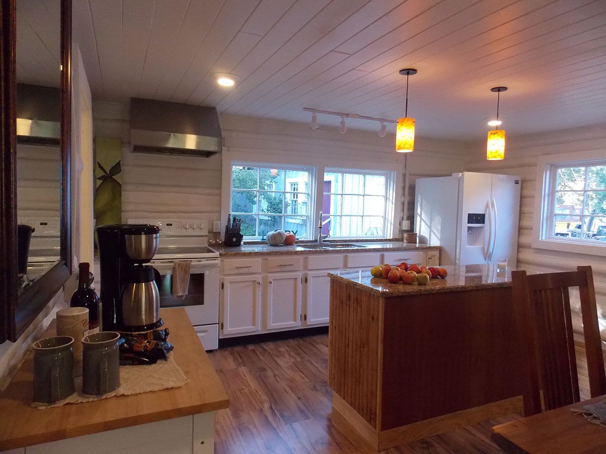 Jules' Point: Newly Restored 1800's Log Cabin