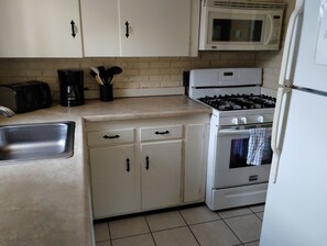 Køleskab, mikrobølgeovn, ovn, kogeplade