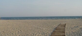 4 Bed 2 Bath Ranch 7/10th mile from Cape's best beach on quiet circle