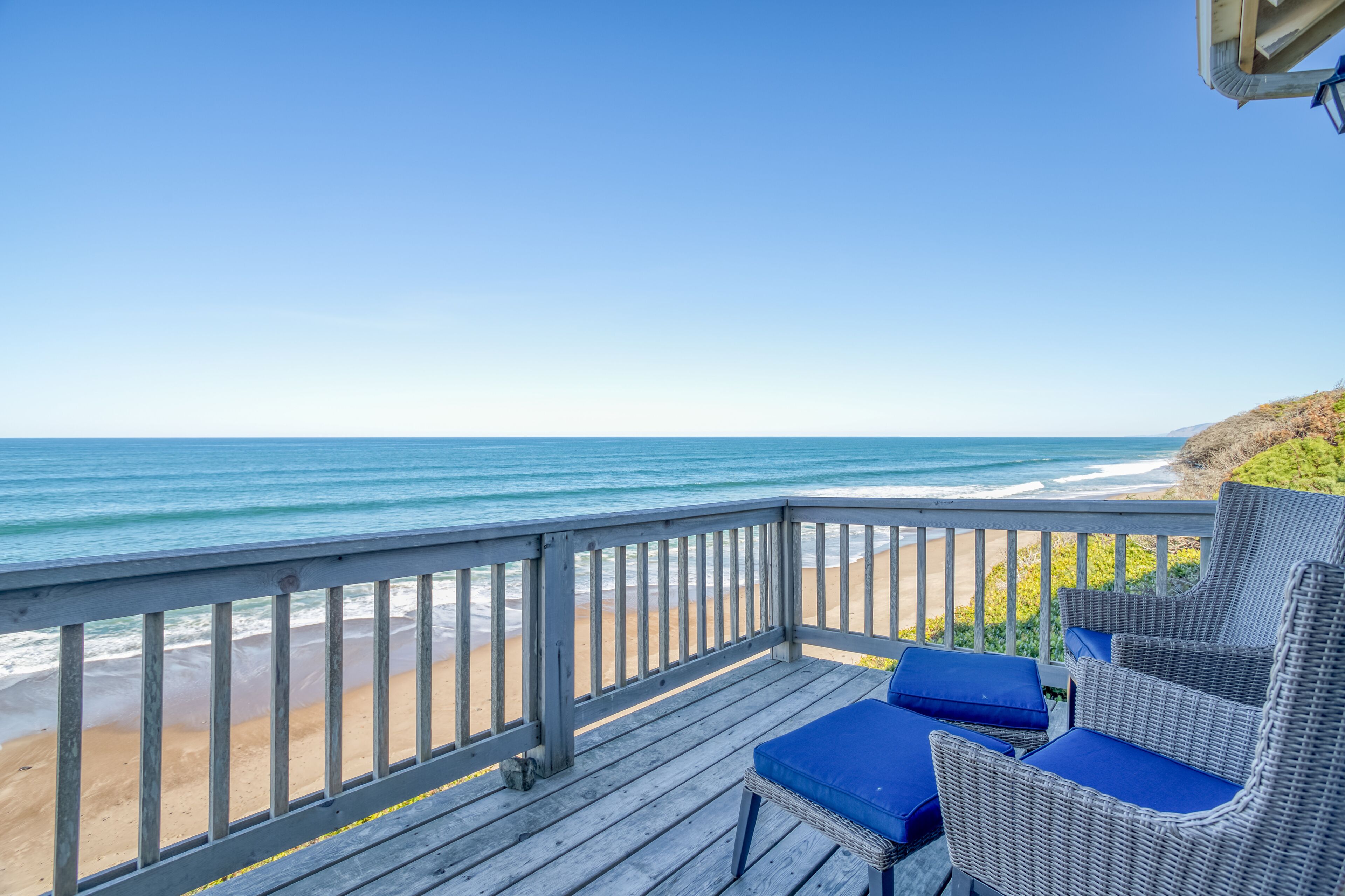 Oceanfront Bella Beach Beauty Has Panoramic Views, Spa Tub, Foosball and More!