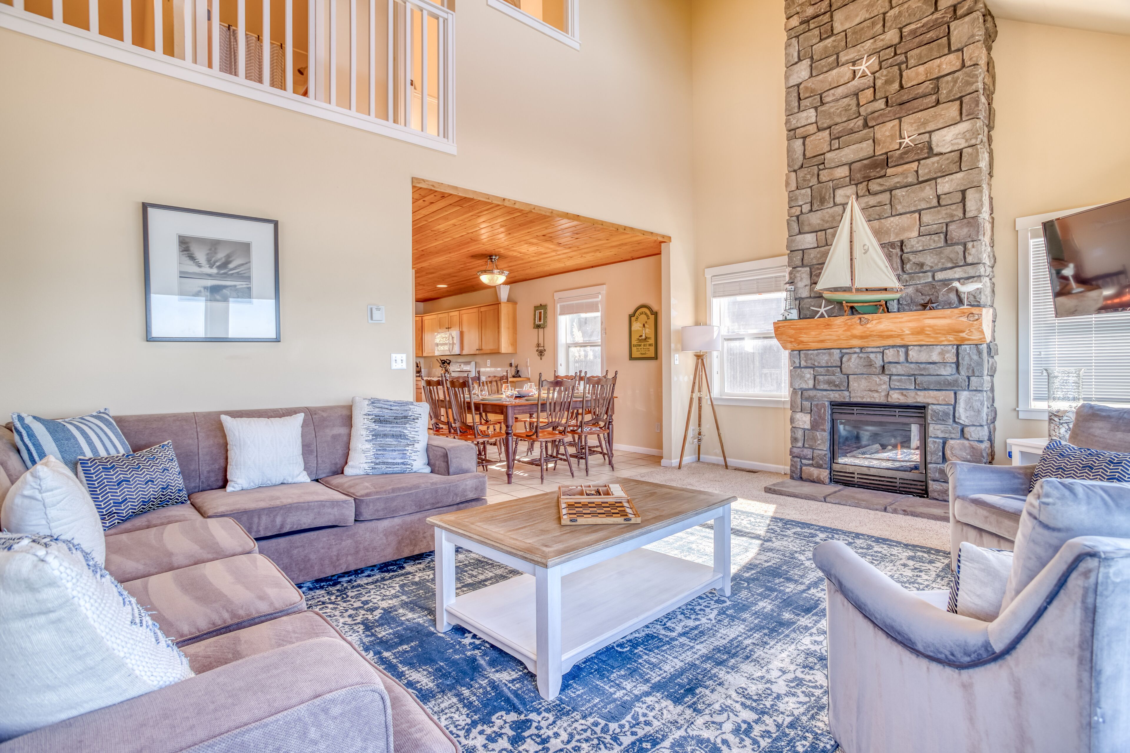 Oceanfront Bella Beach Beauty Has Panoramic Views, Spa Tub, Foosball and More!