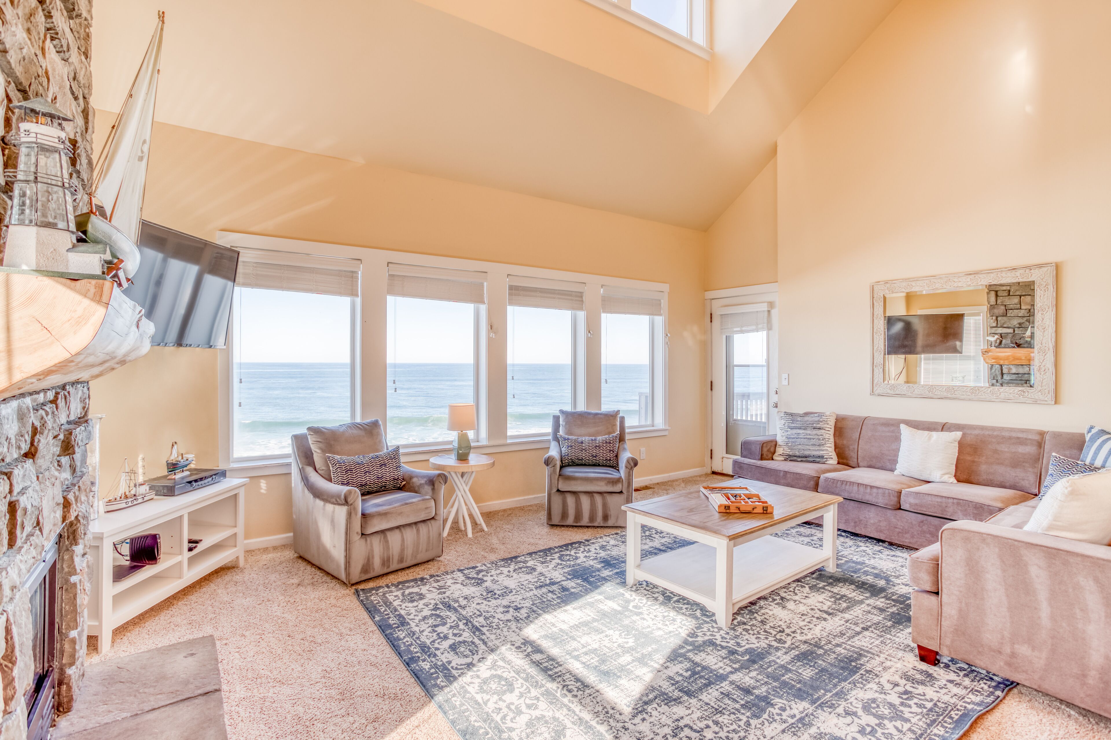 Oceanfront Bella Beach Beauty Has Panoramic Views, Spa Tub, Foosball and More!