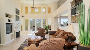 Tv, pejs, dvd-afspiller, bøger